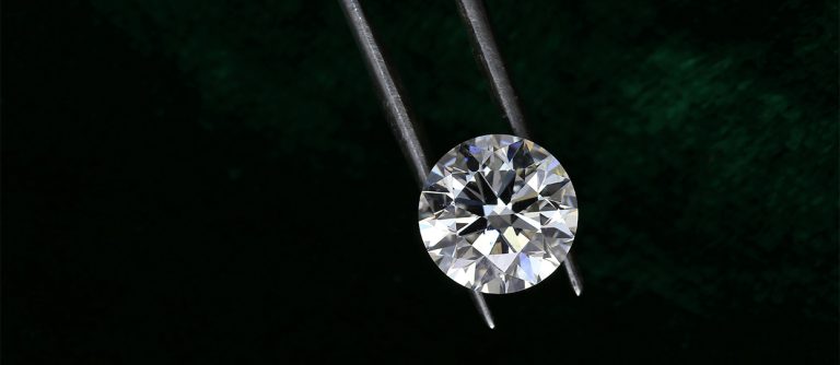 Un científico sostiene un diamante de inversión con cuidado con herramientas específicas para ello