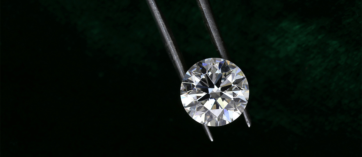 Un científico sostiene un diamante de inversión con cuidado con herramientas específicas para ello