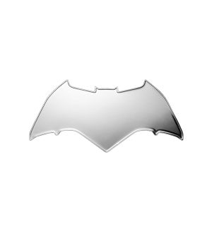 Perspectiva frontal de la cruz de la moneda de plata Batarang de 1oz de 2025, con la forma del mismo arma de Batman