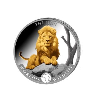 Perspectiva frontal de cruz de la moneda de plata bañada en oro León de 1oz de 2025, que muestra al animal tumbado sobre unas rocas