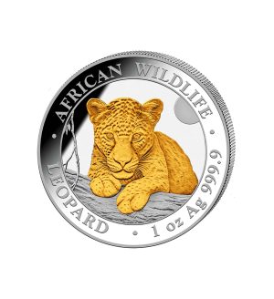 Perspectiva frontal de la cruz de la moneda de plata bañada en oro Leopardo de 1oz de 2025