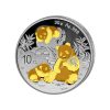 Perspectiva lateral de la moneda de plata dorada Panda Chino de 30g de 2025, que muestra a tres animales descansando sobre un césped y comiendo bambú