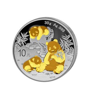 Perspectiva lateral de la moneda de plata dorada Panda Chino de 30g de 2025, que muestra a tres animales descansando sobre un césped y comiendo bambú