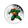 Perspectiva frontal de la cruz de la moneda de plata policromada Raphael de 1oz de 2025, que muestra al personaje irrumpiendo de un muro portando sus sais