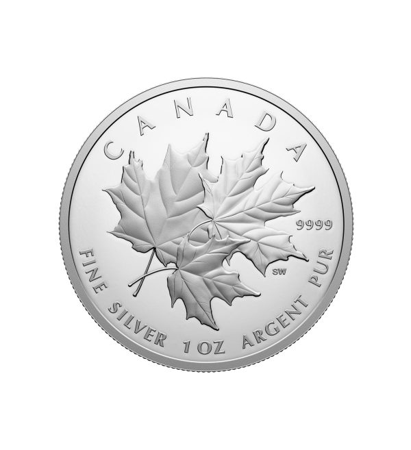 Perspectiva frontal de la cruz de la moneda de plata triple Maple Leaf de 1oz de 2025, que muestra tres hojas superpuestas la una sobre la otra