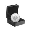 Perspectiva lateral del packaging de la moneda de plata Triple Maple Leaf de 1oz de 2025, con una caja oscura ideal para exponer la pieza