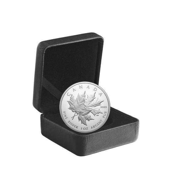 Perspectiva lateral del packaging de la moneda de plata Triple Maple Leaf de 1oz de 2025, con una caja oscura ideal para exponer la pieza