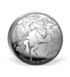Perspectiva frontal de la moneda de plata Año Lunar del Caballo de 1oz de 2026, con el animal rodeado de elementos decorativos orientales