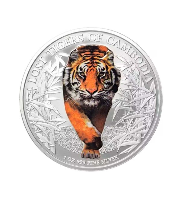 Perspectiva frontal de la cruz de la moneda de plata policromada Tigres perdidos de Camboya de 1oz de 2026
