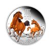 Perspectiva frontal de la moneda de plata policromada Año del Caballo de 1/2oz de 2026, que muestra a los dos animales a color