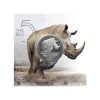 packaging-moneda-rinoceronte-plata-1oz-2025 Perspectiva frontal del packaging de la moneda de plata Rinoceronte de 1oz de 2025 de la colección Big Five, que muestra a color el animal en el mismo escenario que aparece en la moneda