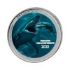Perspectiva frontal de la cruz de la moneda de plata policromada Megalodon de 1oz de 2025, que muestra al animal comiéndose a otro