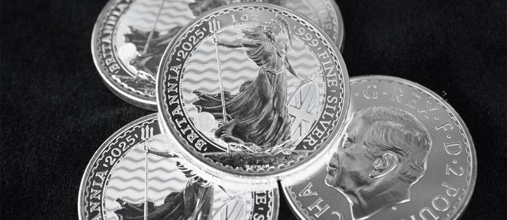 Monedas de plata Britannia de 2025 sobre un tapete oscuro