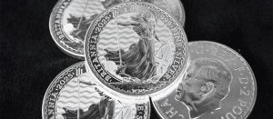 Monedas de plata Britannia de 2025 sobre un tapete oscuro