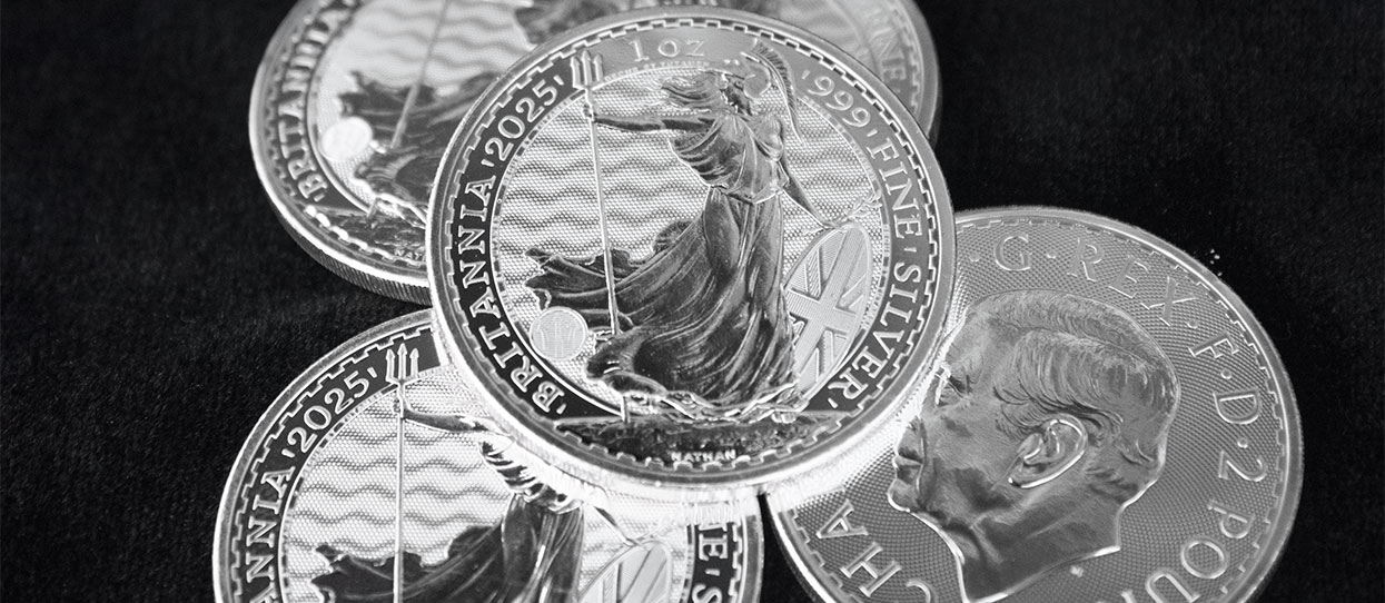 Monedas de plata Britannia de 2025 sobre un tapete oscuro