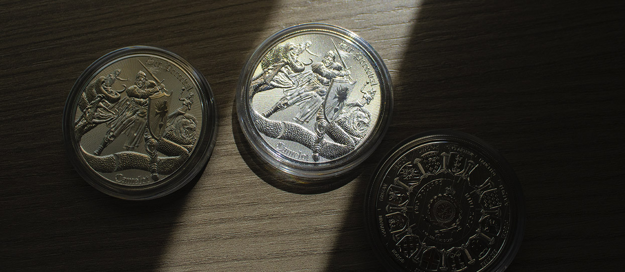Varias monedas de Sir Perceval expuestas a la luz natural del sol