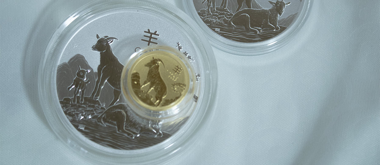 Perspectiva frontal de las monedas de plata y oro del Año de la Cabra de The Perth Mint